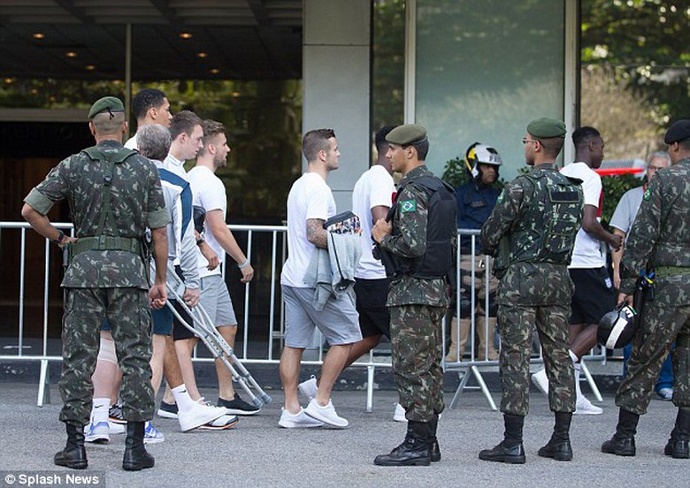 ĐT Anh được cảnh s&aacute;t Brasil bảo vệ nghi&ecirc;m ngặt