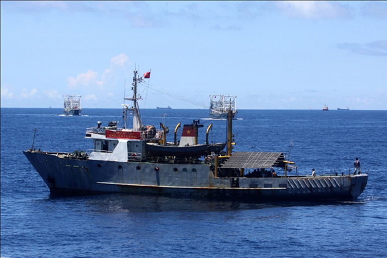 C&aacute;c t&agrave;u c&aacute; Trung Quốc lao ra ch&egrave;n &eacute;p, ngăn cản t&agrave;u c&aacute; của ngư d&acirc;n ta, kh&ocirc;ng cho hoạt động tr&ecirc;n ngư trường truyền thống.