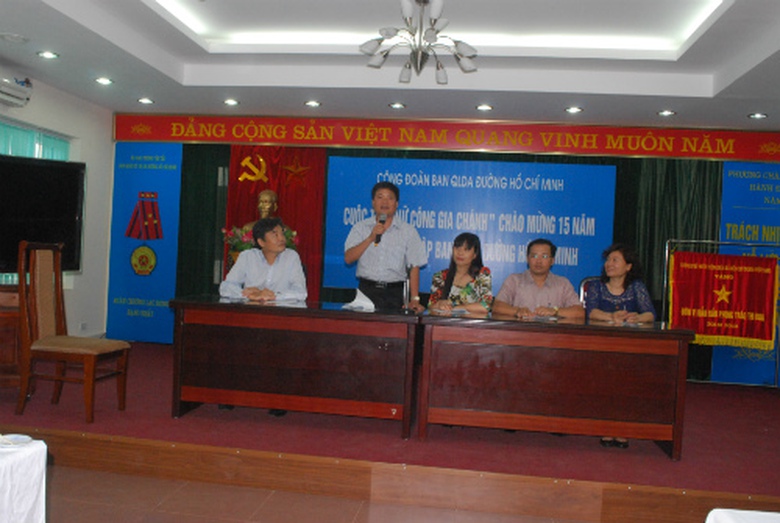 Ban gi&aacute;m khảo cuộc thi