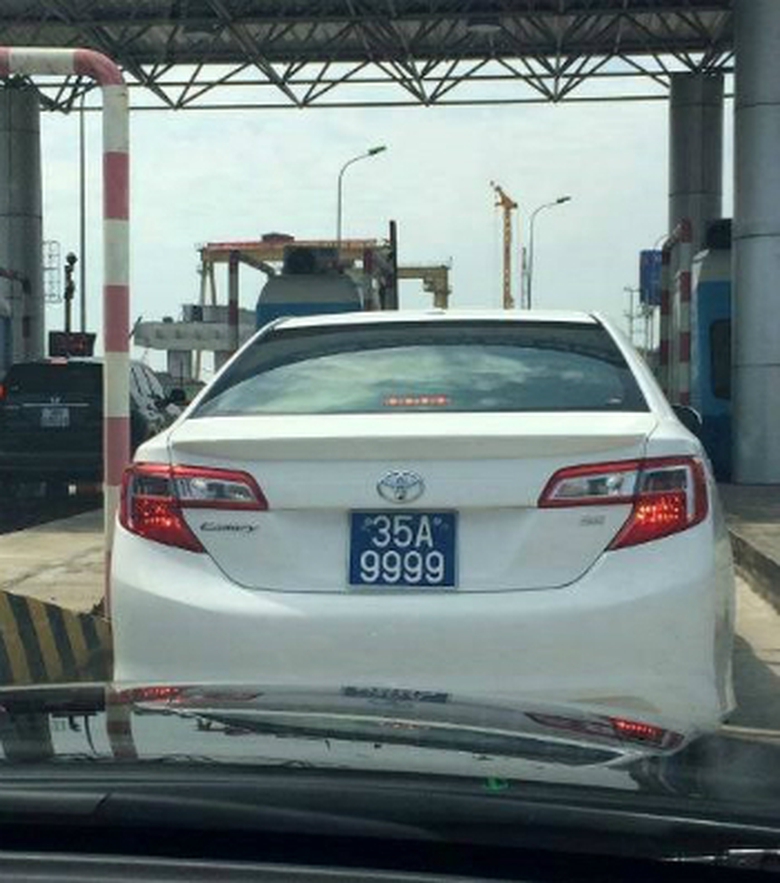 Chiếc Camry biển tứ qu&yacute; ch&iacute;n xuất hiện ở một trạm thu ph&iacute; tr&ecirc;n quốc lộ. Ảnh: T.P.