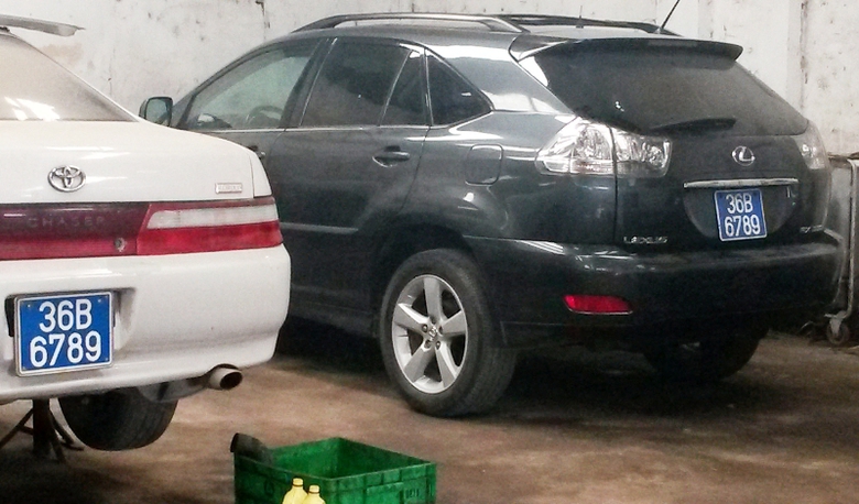  Hai chiếc &ocirc; t&ocirc; chung biển 36B-6789 v&agrave;o gara &ocirc; t&ocirc; để bảo dưỡng c&ugrave;ng thời điểm (ảnh A.C)