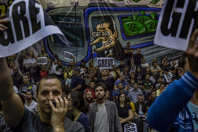 C&aacute;c c&ocirc;ng nh&acirc;n t&agrave;u điện ngầm biểu t&igrave;nh tại trụ sở c&ocirc;ng đo&agrave;n c&ocirc;ng ty t&agrave;u điện ngầm của nh&agrave; nước tại th&agrave;nh phố Sao Paulo ng&agrave;y 7.6