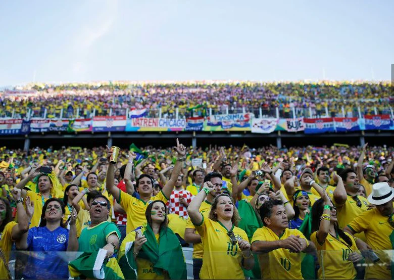 Những người h&acirc;m mộ b&oacute;ng đ&aacute; cuồng nhiệt tại Brazil h&ograve;a m&igrave;nh theo giai điệu s&ocirc;i động của 
