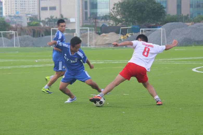 Pha tranh b&oacute;ng giữa cầu thủ B&aacute;o Giao th&ocirc;ng v&agrave; PMU 2