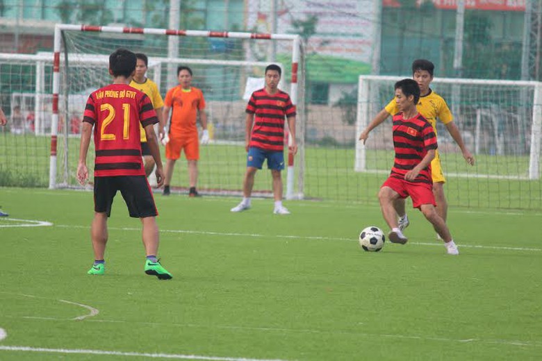 Văn Ph&ograve;ng Bộ GTVT (&aacute;o sọc) vượt qua CIENCO 4