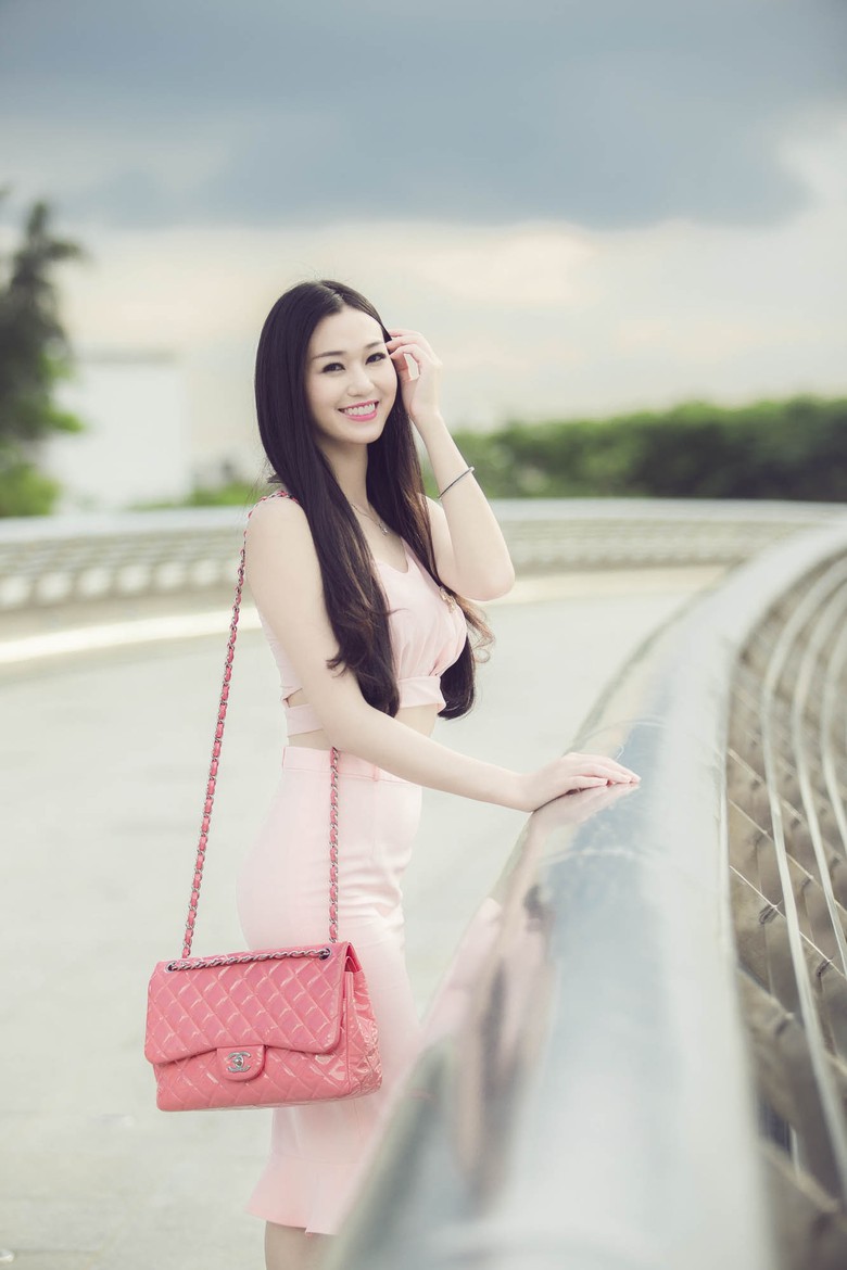 Khoe v&ograve;ng eo trắng ngần