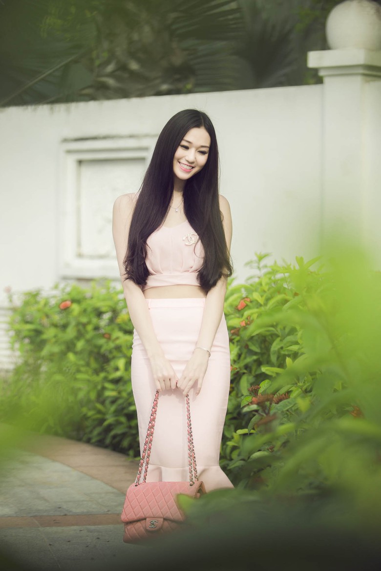 Sau khi kết th&uacute;c bộ phim Mỹ nh&acirc;n S&agrave;i G&ograve;n, Kh&aacute;nh My lại tiếp tục l&ecirc;n đường sang &Yacute; để tr&igrave;nh diễn thời trang, những dự &aacute;n quay quảng c&aacute;o sắp tới.