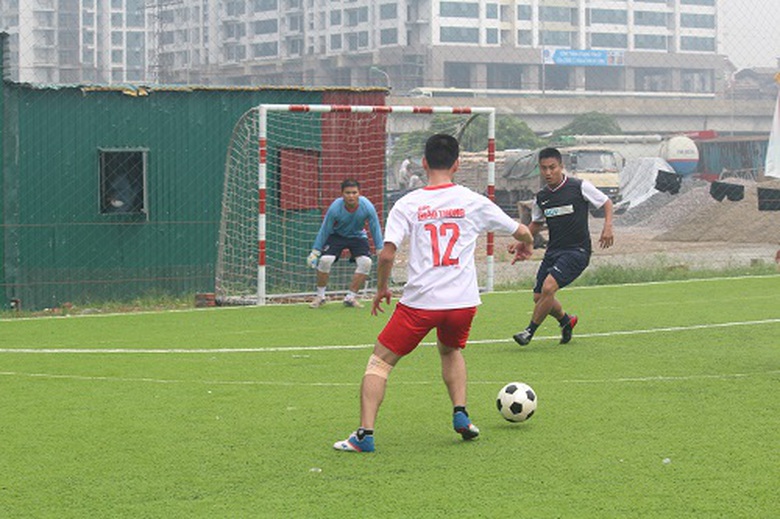 Trận đấu giữa B&aacute;o Giao th&ocirc;ng (trắng) v&agrave; Cảng H&agrave;ng kh&ocirc;ng Nội b&agrave;i diễn ra v&ocirc; c&ugrave;ng gay cấn