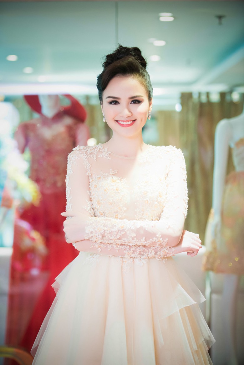  Diễm Hương thể hiện t&acirc;m trạng thoải m&aacute;i, vui vẻ. 