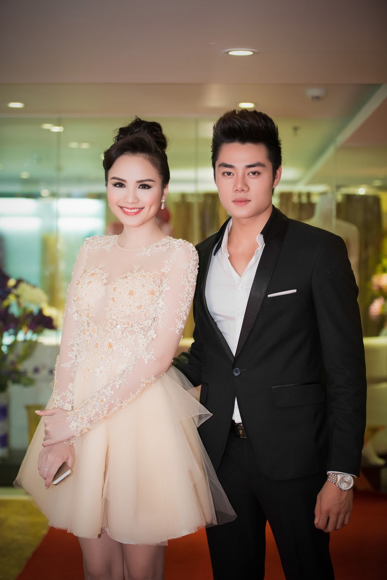 Một phụ nữ đứng trước sảnh ngo&agrave;i bất ngờ to tiếng: 