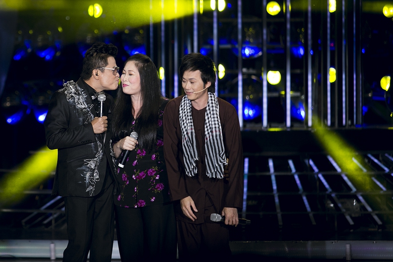 Thanh Bạch cũng muốn h&ocirc;n Hồng V&acirc;n