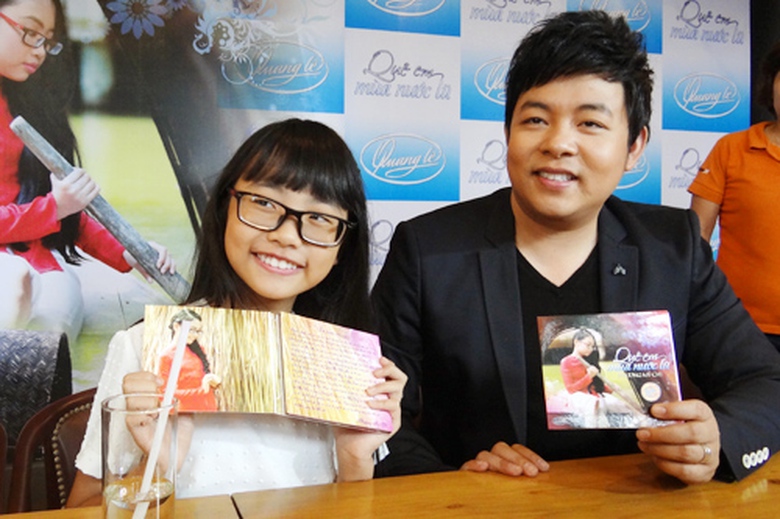 Phương Mỹ Chi c&ugrave;ng với ca sĩ Quang L&ecirc; trong buổi ra mắt album đầu tay (Ảnh: Thanh Ni&ecirc;n)