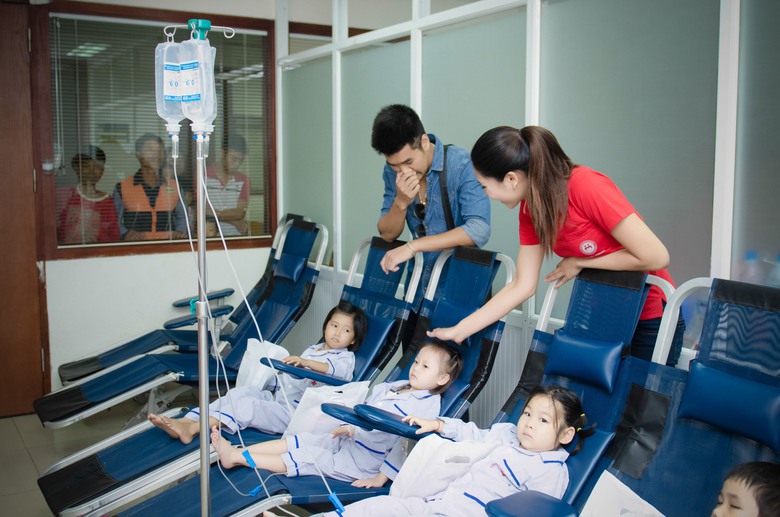 Tạ Quang Thắng cũng đ&atilde; rất nhiệt t&igrave;nh h&aacute;t tặng một số b&agrave;i h&aacute;t tới c&aacute;c bệnh nh&acirc;n mặc d&ugrave; anh đang bị ốm nhẹ! 