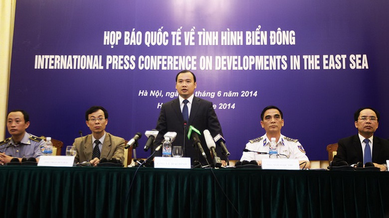 C&aacute;c đại biểu chủ tr&igrave; buổi họp b&aacute;o