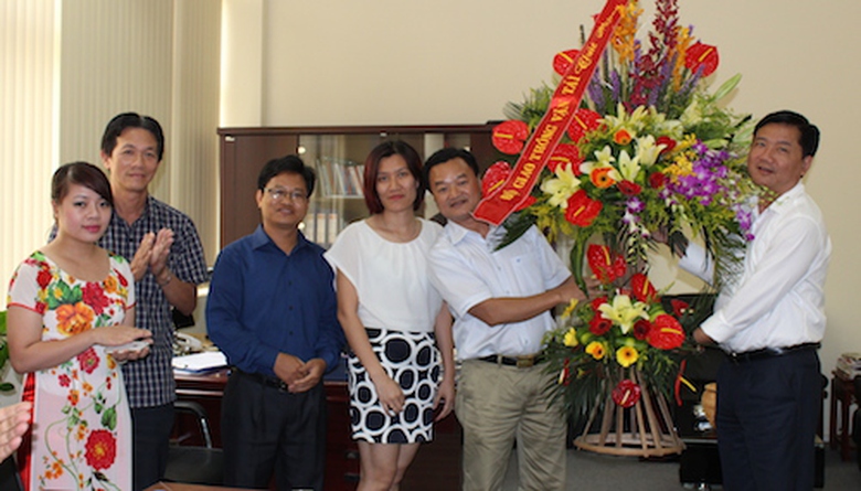 Bộ trưởng Đinh La thăng trao lẵng qua ch&uacute;c mừng tập thể B&aacute;o Giao th&ocirc;ng nh&acirc;n ng&agrave;y 21/6