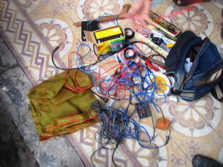 S&uacute;ng điện tự chế c&aacute;c đối tượng trộm ch&oacute; giao nộp