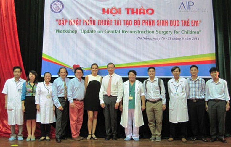 C&aacute;c chuy&ecirc;n gia, b&aacute;c sỹ nh&oacute;m phẩu thuật.