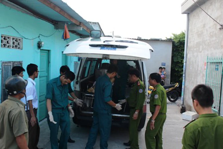 Thi thể nạn nh&acirc;n Trần Thị Thơm được đưa về nh&agrave; x&aacute;c, phục vụ c&ocirc;ng t&aacute;c kh&aacute;m nghiệm điều tra chiều 17/6