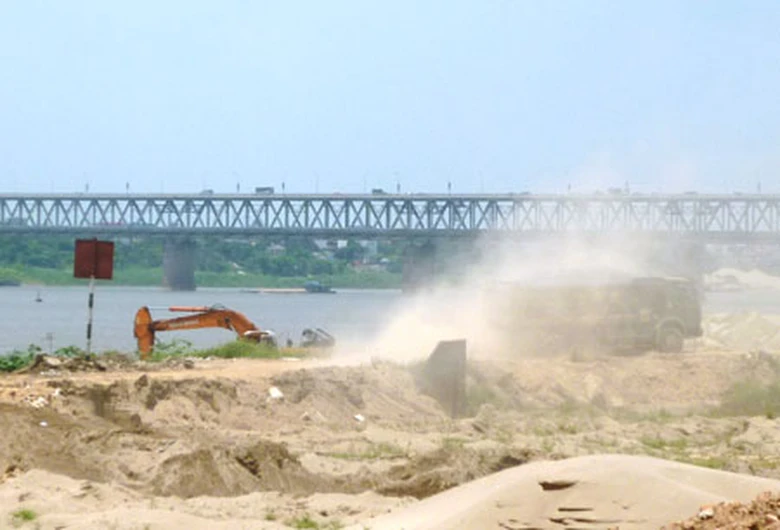 &Ocirc; t&ocirc; tải chở c&aacute;t, bụi mịt m&ugrave; tr&ecirc;n con đường nhỏ dọc m&eacute;p bờ s&ocirc;ng Hồng