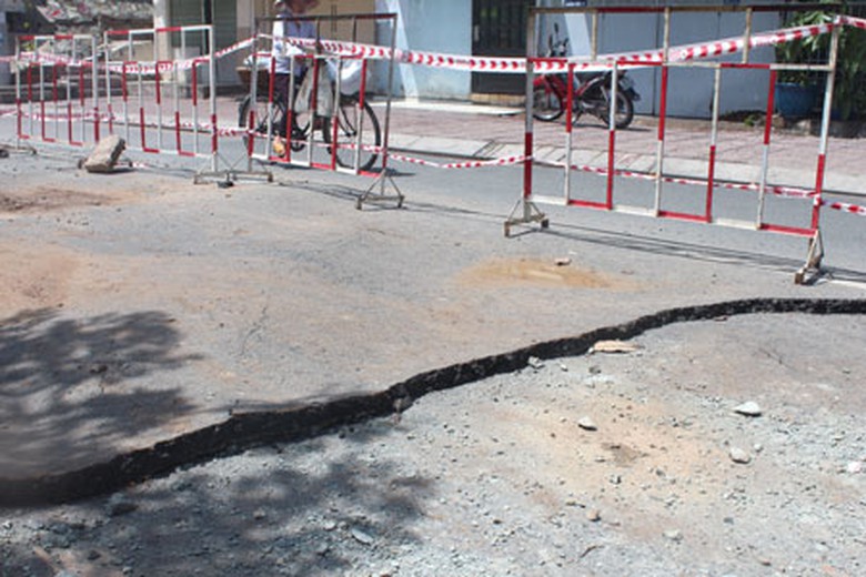 Mặt đường bị bi&ecirc;́n dạng nứt toác sau vụ n&ocirc;̉