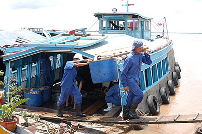 Ngư d&acirc;n mong sớm được vay vốn ưu đ&atilde;i đ&oacute;ng mới, gia cố t&agrave;u để vươn khơi, b&aacute;m biển 