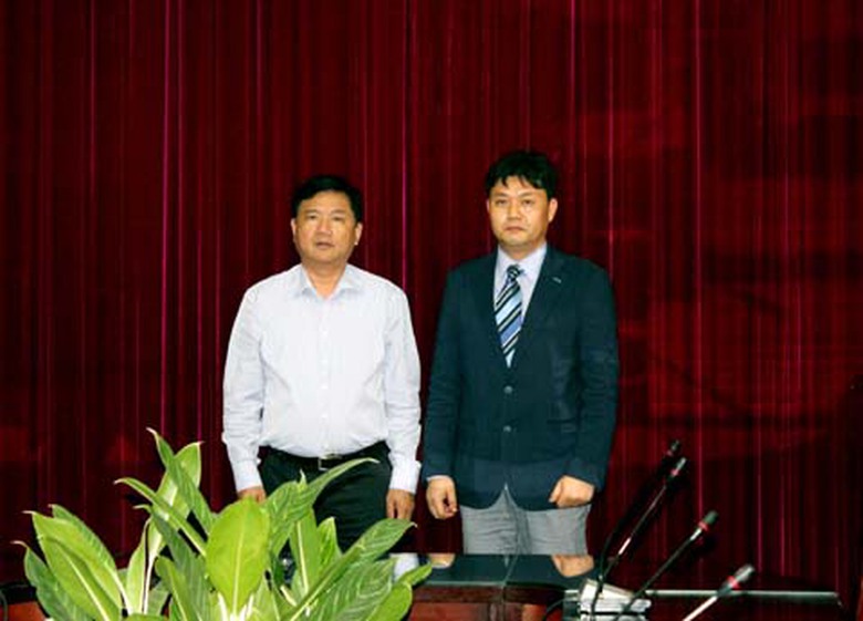 Bộ trưởng Đinh La Thăng v&agrave; &ocirc;ng Sungjin Choo - Tổng gi&aacute;m đốc Samsung Everlan Viet Nam