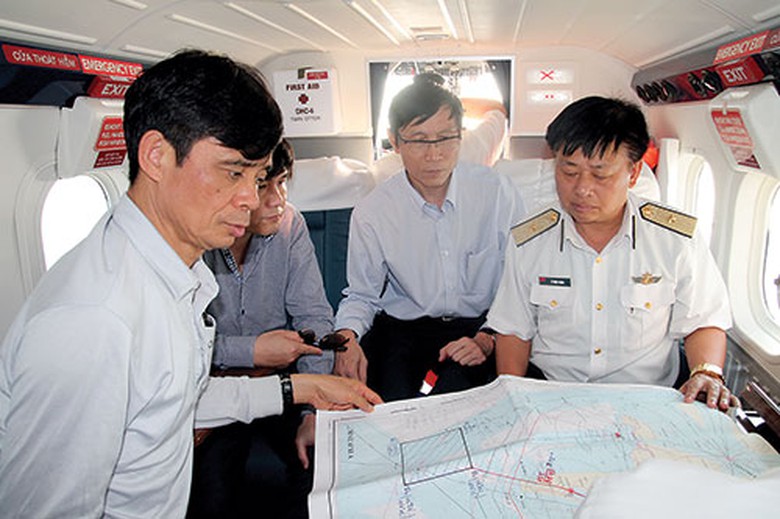 Thứ trưởng Bộ GTVT Phạm Qu&yacute; Ti&ecirc;u chỉ huy t&aacute;c chiến tr&ecirc;n m&aacute;y bay thủy phi cơ