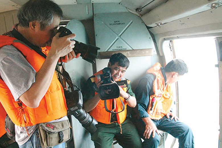 PV h&atilde;ng AFP t&aacute;c nghiệp tr&ecirc;n trực thăng