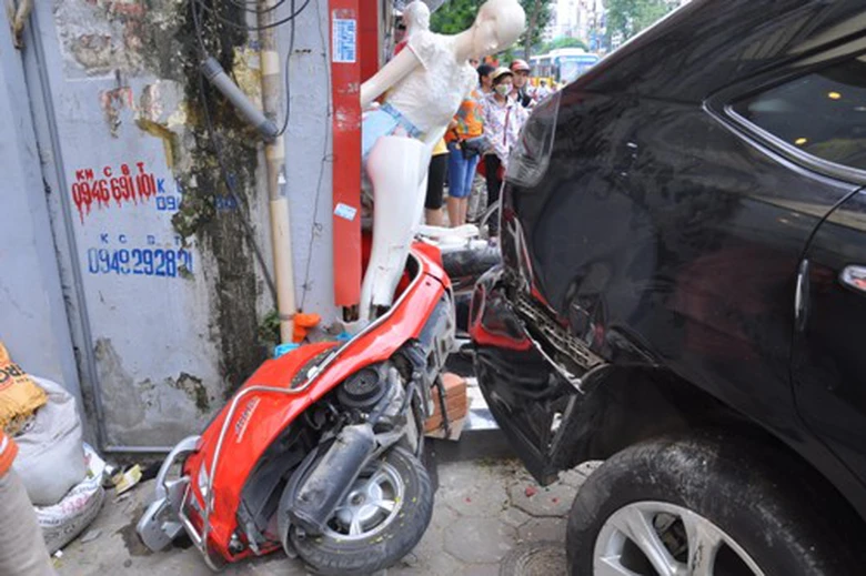 Đ&acirc;m n&aacute;t chiếc xe m&aacute;y Attila đang dựng tr&ecirc;n vỉa h&egrave;