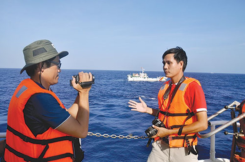 T&aacute;c nghiệp giữa tr&ugrave;ng dương