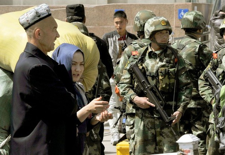 Cảnh s&aacute;t Trung Quốc g&aacute;c xung quanh khu vực nh&agrave; ga ở Urumqi sau vụ tấn c&ocirc;ng ng&agrave;y 1/5