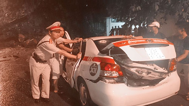 rung t&aacute; Phạm Văn Tuyến c&ugrave;ng c&aacute;n bộ chiến sỹ đẩy xe taxi bị c&acirc;y đổ ng&agrave;y 4/6 tr&ecirc;n đường Phan Đ&igrave;nh Ph&ugrave;ng - H&ugrave;ng Vương