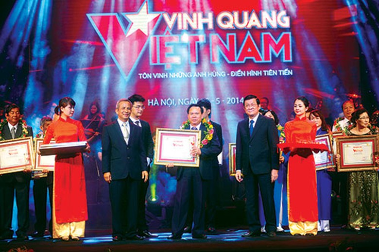 Chủ tịch nước Trương Tấn Sang v&agrave; Chủ tịch Tổng Li&ecirc;n đo&agrave;n Lao động Việt Nam Đặng Ngọc T&ugrave;ng trao Kỷ niệm chương cho &ocirc;ng Lại Văn Qu&aacute;n