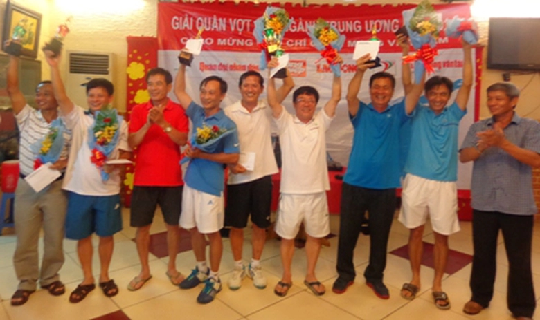 C&aacute;c nh&agrave; b&aacute;o vui mừng nhận giải