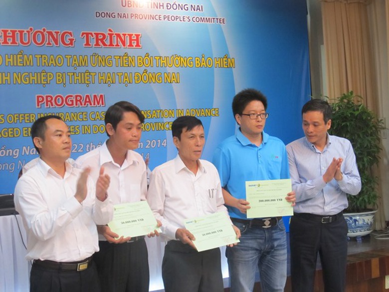 &Ocirc;ng Nguyễn Quang Phi - Ph&oacute; Tổng gi&aacute;m đốc Bảo hiểm Bảo Việt trao tiền bồi thường cho c&aacute;c doanh nghiệp tại Đồng Nai