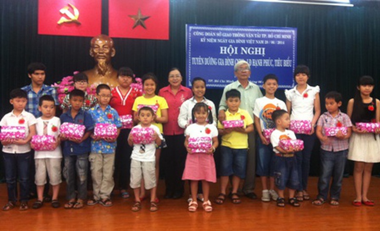 C&ocirc;ng đo&agrave;n Sở GTVT tặng qu&agrave; cho c&aacute;c ch&aacute;u thuộc gia đ&igrave;nh ti&ecirc;u biểu, hạnh ph&uacute;c