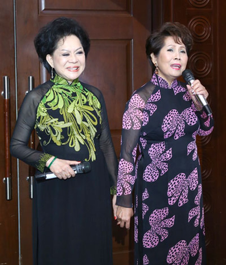 Giao Linh v&agrave; Phương Dung h&aacute;t tại qu&ecirc; nh&agrave;