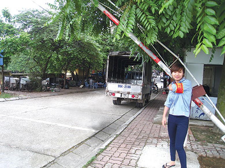Nữ c&ocirc;ng nh&acirc;n Thanh Hằng tại chốt g&aacute;c chắn Km 29+500