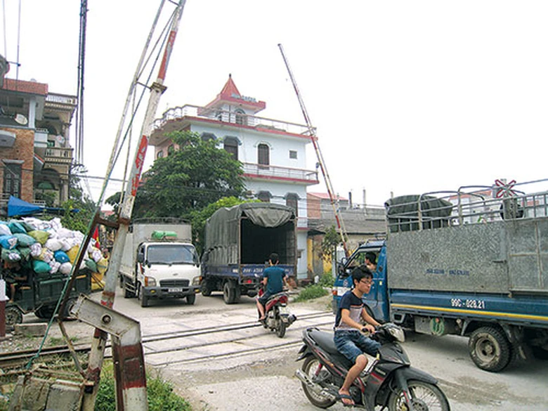 N&uacute;t giao đường sắt tại Km 25+900 đ&atilde; được lập g&aacute;c chắn