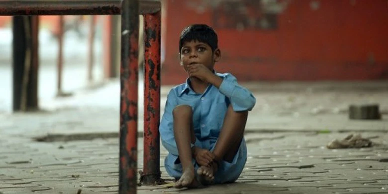 Ngo&agrave;i bệnh bại liệt, Lakhan c&ograve;n bị điếc v&agrave; c&acirc;m