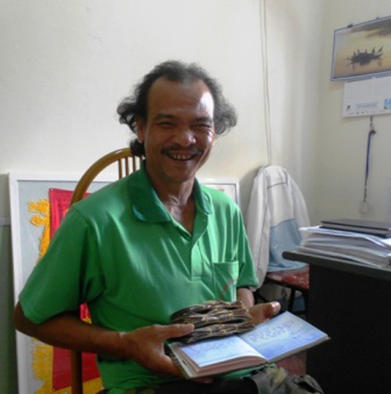 Những cọc tiền lẻ trị gi&aacute; 1 triệu đồng được &ocirc;ng Đỗ Thanh B&igrave;nh g&oacute;i gh&eacute;m cẩn thận mang đi tặng cho những gia đ&igrave;nh ngh&egrave;o