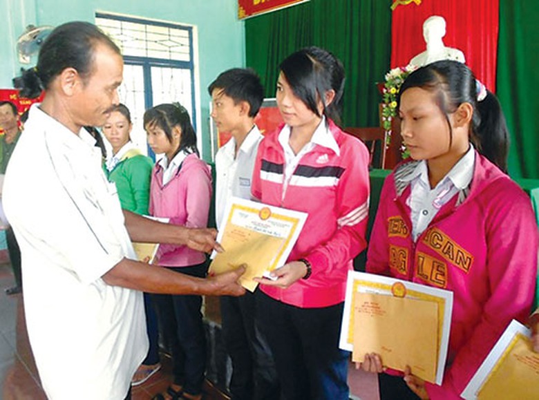 &Ocirc;ng B&igrave;nh trao học bổng cho học sinh ngh&egrave;o x&atilde; Tịnh Thiện, TP Quảng Ng&atilde;i