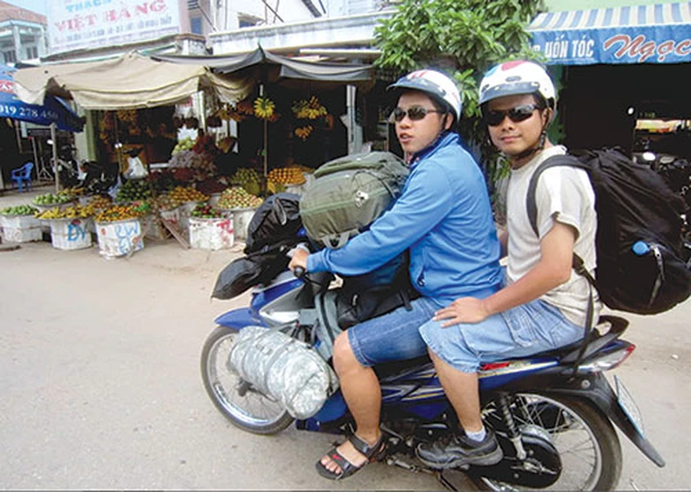 Hai phượt thủ đang tham quan thị trấn Dương Đ&ocirc;ng, huyện đảo Ph&uacute; Quốc, Ki&ecirc;n Giang