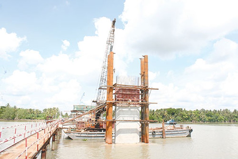 D&ugrave;ng ống v&aacute;ch th&eacute;p đảm bảo an to&agrave;n khi thi c&ocirc;ng trụ cầu Cổ Chi&ecirc;n