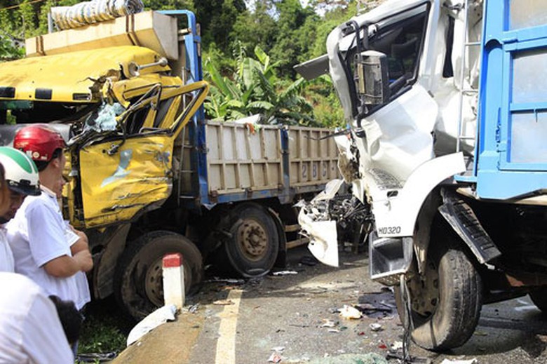 C&uacute; đ&acirc;m mạnh khiến cabin của cả hai xe biến dạng. 