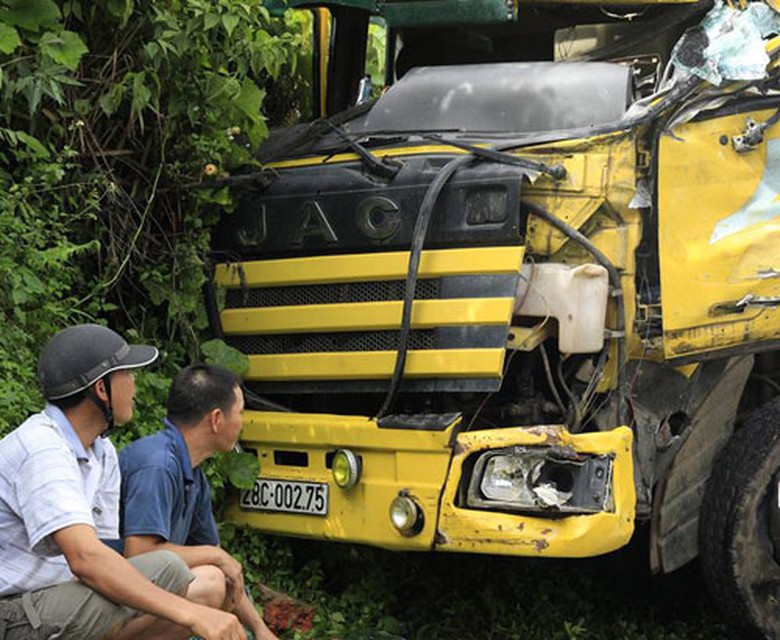 Xe mang biển H&ograve;a B&igrave;nh bị đẩy s&aacute;t v&agrave;o taluy ven đường. 