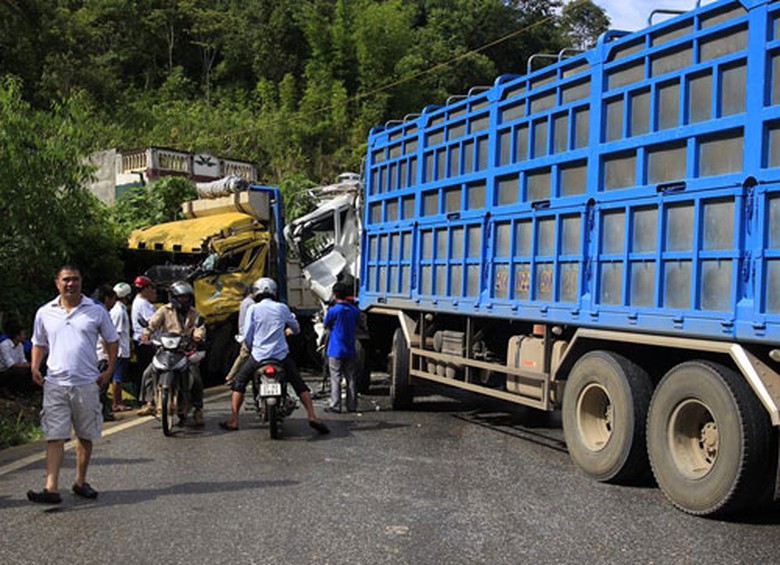 Xe mang biển Sơn La nằm chắn ngang Quốc lộ 6.