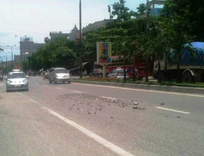 Những mảnh vỡ đ&atilde; khi&ecirc;n nhiều phương tiện tham gia giao th&ocirc;ng tr&ecirc;n tuyến đường bị đe dọa