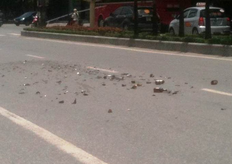 Những mảnh vở từ chai bia bắn tung t&oacute;e ra đường