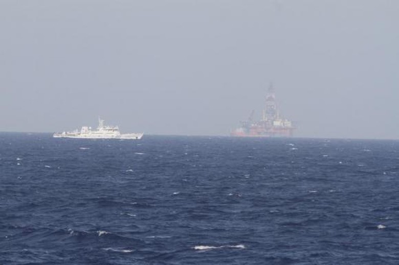 T&agrave;u Hải cảnh của Trung Quốc ở gần khu vực gi&agrave;n khoan Hải Dương 981 hạ đặt tr&aacute;i ph&eacute;p tr&ecirc;n thềm lục địa v&agrave; v&ugrave;ng đặc quyền kinh tế của Việt Nam tr&ecirc;n biển Đ&ocirc;ng 